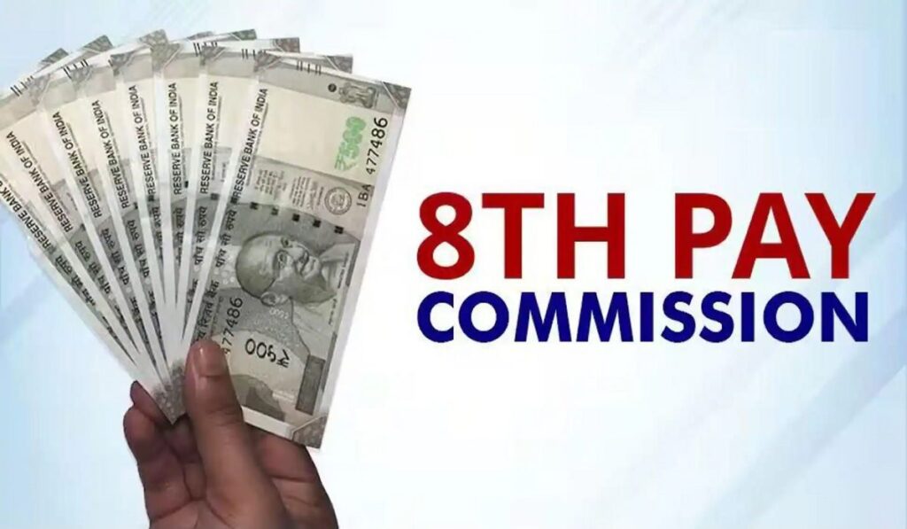 हातात ५०० रुपयांच्या नोटांची पंख्यासारखी रचना असून बाजूला "8th Pay Commission" असा मोठ्या अक्षरात मजकूर दिला आहे.