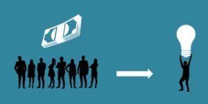 टॅब्लेटवर Mutual Funds चा ग्राफ दाखवताना गुंतवणूकदार चर्चा करत आहेत. 2025 मध्ये पोस्ट ऑफिसमधून म्युच्युअल फंड गुंतवणूक: एक नवा आर्थिक प्रवास